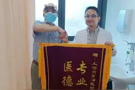 69岁大爷确诊早期乳腺癌，有这些症状图片