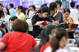 网红名师张雪峰“打晕不报新闻学”惹争议 高考志愿怎么报？图片