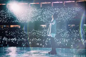 潮声丨明星演唱会一根荧光棒卖140元，粉丝的钱真那么好赚吗？图片