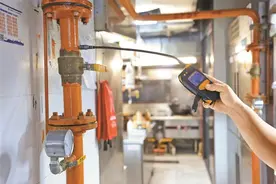 规范工商用户用气 拧紧燃气“安全阀” 在“安全生产月”里，我市积极开展燃气安全检查及科普宣传图片