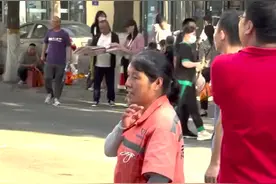 “考场外与母亲相拥”感动全网，他考得咋样？图片