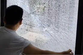 郑州一30楼飘窗玻璃爆裂，业主称被要求“先粘胶带”，物业回应图片