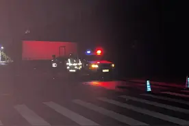 大货车发生故障横在路中间 牟平交警深夜守护安全四小时图片