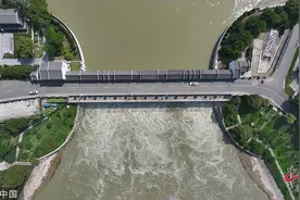 江苏淮安：洪泽湖开闸泄洪 迎接汛期图片