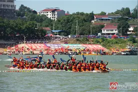 2023沅陵传统龙舟赛拉开序幕 龙舟横江竞渡 尽是浪里白条图片