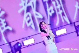 张靓颖、吴尊现身海心沙点燃羊城夜晚图片