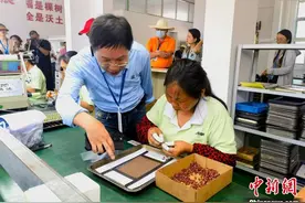 海外华媒走进湖南沅陵  “记录”易地扶贫搬迁民众幸福生活图片