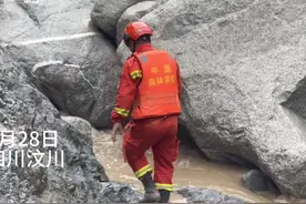 30秒｜汶川山洪泥石流仍有3人失联，救援队伍沿河道全力搜救图片