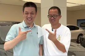 俞敏洪到蔚来提车，李斌亲手交付！蔚来股价涨超7%图片