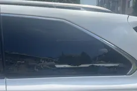 谁干的？大连女子花40多万买的新车，在小区里停了一晚后……图片