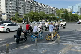 高温天骑电动车戴头盔的少了，安全和舒适要如何兼顾？图片