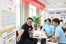 毕业季 各地专项招聘会护航大学生青年就业图片