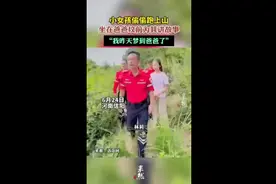 小女孩偷偷跑上山，坐在爸爸坟前为其讲故事：“我昨天梦到爸爸了”图片