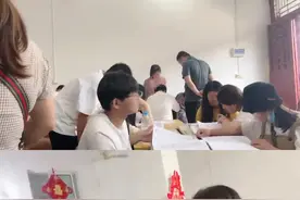 涌入张雪峰直播间的人，想寻找什么？图片