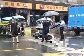 潮评丨电动车雨棚成马路杀手，严禁之外还能做些什么图片