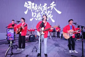 快闪齐唱“海阔天空”纪念黄家驹！参与者称“被深深触动”图片