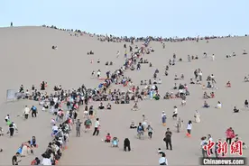 甘肃敦煌夏日沙漠旅游热图片