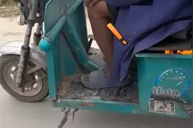 大爷骑三轮座椅底下着火浑然不知，好心男子及时提醒火被扑灭，网友笑称：这是座椅加热功能视频封面