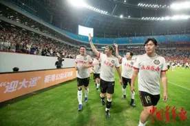 香港明星足球队亮相成都 助力大运会图片