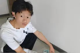 街头张贴涉黄小卡片，两名男子被拘留图片