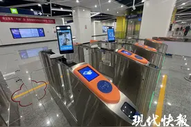 南京地铁人工服务窗口可售票，如有需要站内工作人员“点对点”服务图片