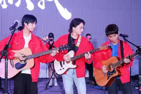 这些草根歌手都是“精神黄家驹”，一场致敬家驹快闪活动登陆广州街头图片