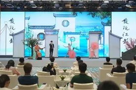 外籍友人走进苏州 品味科技文化“双面绣”图片