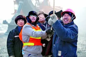 党员就是要带头为群众做好事图片