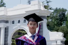“搬砖男孩”名校毕业！对“贫寒”体会太深刻，他做了个决定……图片