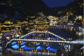凤凰古城增添新“夜态” 民族旅拍火热“出圈”图片