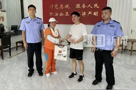 武汉环卫女工捡到2万元现金，警民携手物归原主图片