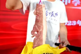 毕业礼上学生送老师五花肉，老师解释这在古代叫“束脩之礼