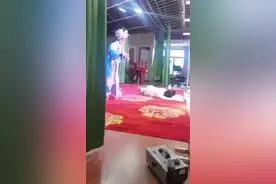 视频爆火！12岁男孩临时救场，一开口惊艳了图片