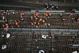 地铁2号线太平湖车辆段改造施工，16组列车今晚留宿地铁站图片