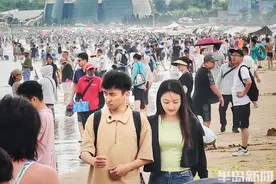 石老人浴场首日开放人气旺图片