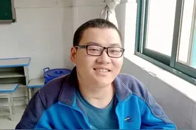 新闻有观点丨“轮椅男孩”董亦超：微笑是拥抱积极人生的应有姿态图片