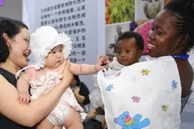 手牵手 中非萌娃超甜互动图片