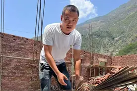 四川凉山小伙跳入金沙江勇救落水女孩 专业人员：江中救援难度大，建议“保己救人”图片