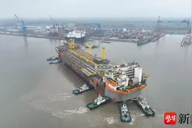 世界最大吨位、最大储油量新型“海上移动炼油厂”在南通启东顺利出坞图片