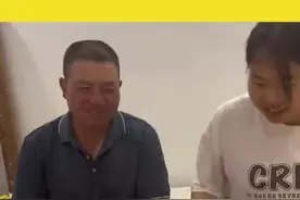 开心！女儿每拿一张奖状爸爸就奖100元图片