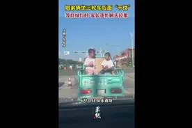 姐弟俩坐三轮车后面“干仗”，等红绿灯时家长连忙回头拉架图片