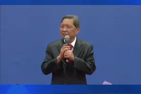西安交通大学举行毕业典礼  校党委书记雨中为校长撑伞图片