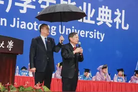 “来吧，无所谓！”高校校长雨中致辞，这一幕火了图片