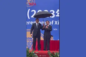 毕业典礼“校长讲话，书记撑伞”这一幕刷屏！图片