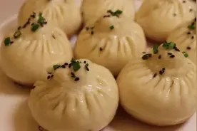 皮子松软，肉馅弹牙，底板焦香！这道上海传统小吃，你会做吗？图片