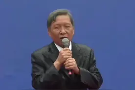 西安交大校长雨中寄语毕业生：“大胆地前行 就像今天这场风雨一样 来吧 无所谓”图片