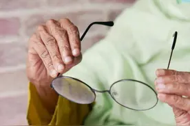 遇到这种情况别拖！眼科专家提醒：“老眼昏花”或因疾病导致图片