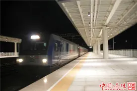 大热天，火车站候车厅还分时段开放？｜新京报快评图片