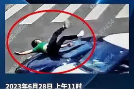 电瓶车闯红灯后被跑车撞飞，交警：非机动车全责，承担车损图片