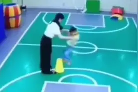 广西一红黄蓝早教中心回应被指虐童：特殊儿童需特殊方法触发认知，家长在外面看着视频封面